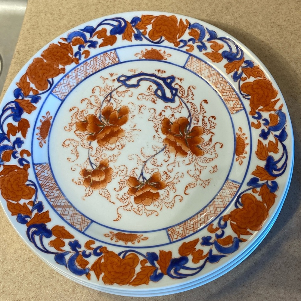 Vintages hand painted porcelain 10”  dinner plates. Excellent condition